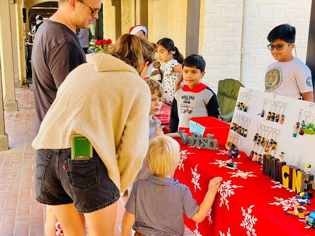 Visitors at the K-LEGO table